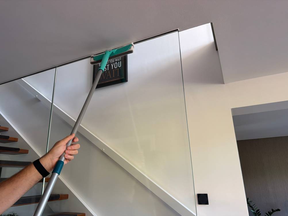 Mit dem Wischer des Leifheit 55238 wird eine große Scheibe geputzt