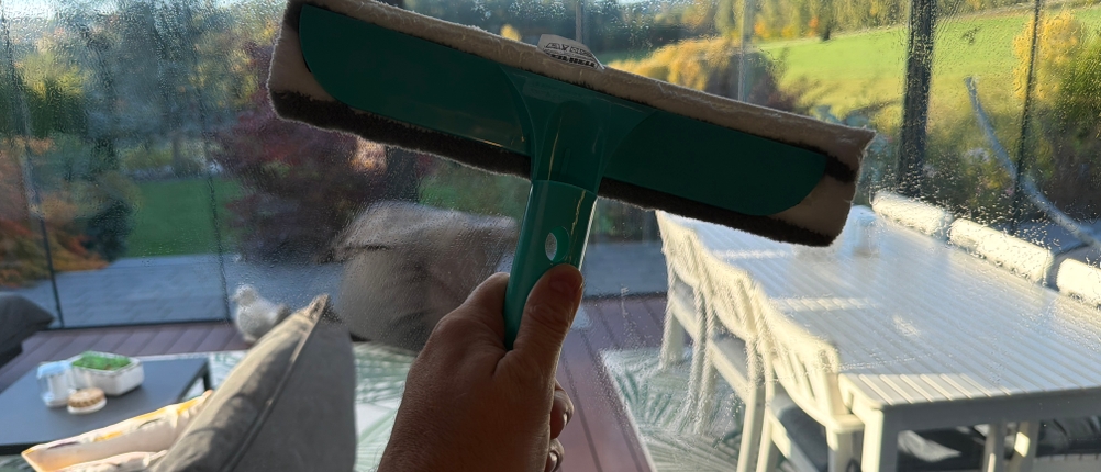 Mit dem Wischer des Leifheit 55238 wird ein Fenster gewischt