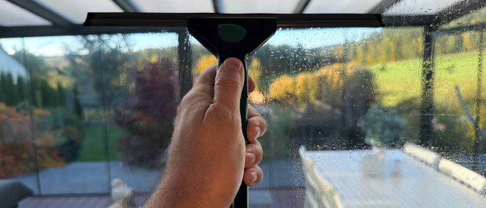 Mit dem Abzieher des Leifheit 55238 wird ein Fenster gereinigt