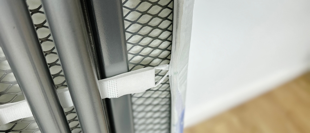 Die Unterseite des aufgezogenen Leifheit-Bügeltischbezugs Thermo Reflect Glide & Park mit sichtbarer Fixierung.