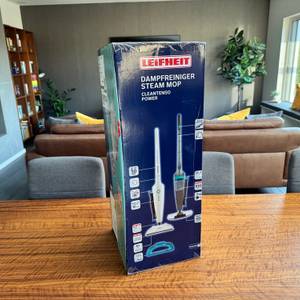 Der Karton des Leifheit CleanTenso Power 2.0 steht auf einem Tisch