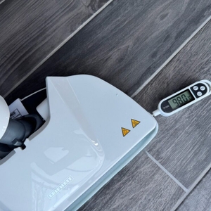 Eine Thermometer am Pad des Leifheit CleanTenso Power 2.0 zeigt 98°C an