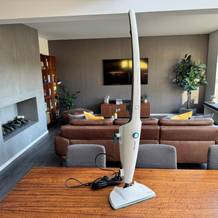 Der Leifheit CleanTenso Power 2.0 steht auf einem Tisch