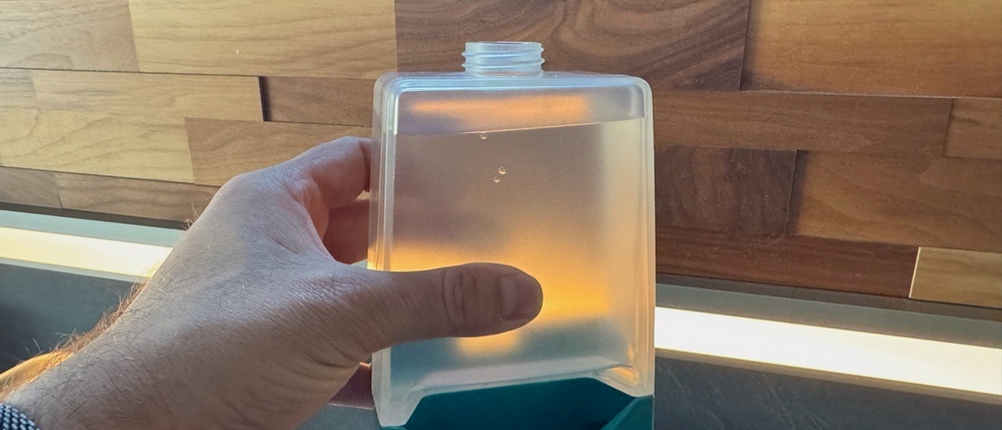 Der Behälter des Leifheit CleanTenso Power 2.0 ist mit Wasser gefüllt