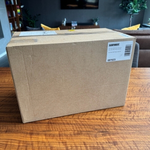 Der Karton des Leifheit Set Clean Twist M steht auf einem Tisch.