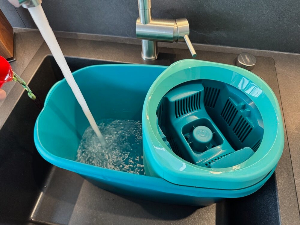 Wasser wird in den Frischwasserbehälter des Leifheit Set Clean Twist M gefüllt.