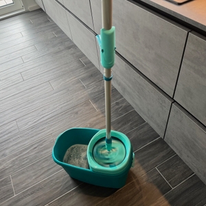 Das Schleudern des Bodenwischers des Leifheit Set Clean Twist M im Behälter.