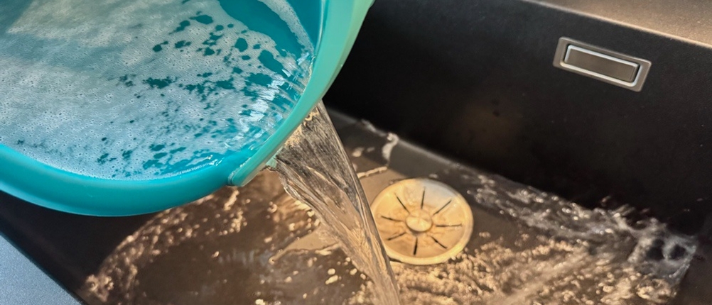 Das Leeren des Behälters des Leifheit Set Clean Twist M.