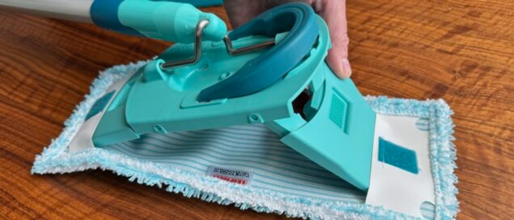 Der Bodenwischer des Leifheit Set Clean Twist M beim Entriegeln.