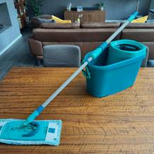 Der Leifheit Set Clean Twist M steht auf einem Tisch