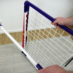 Der Leifheit-Standtrockner 81510 liegt zusammengeklappt auf dem Boden. Die Klappfüße sind vollständig eingeklappt.