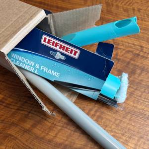 Der geöffnete Karton vom Leifheit Window und Frame Cleaner L51120