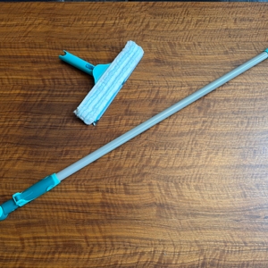 Der Lieferumfang vom Leifheit Window und Frame Cleaner L51120 liegt auf einem Tisch