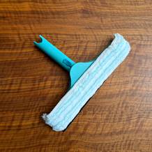 Der Wischer vom Leifheit Window und Frame Cleaner L51120 liegt auf einem Tisch