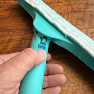 Eine Hand arretiert den Wischer vom Leifheit Window und Frame Cleaner L51120