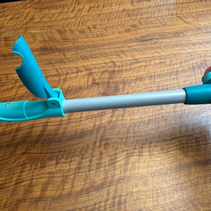 Der Griff vom Leifheit Window und Frame Cleaner L51120 wird verlängert