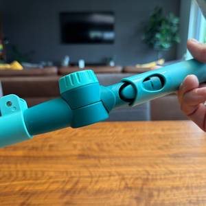 Eine Hand steckt eine Verlängern an den Wischer vom Leifheit Window und Frame Cleaner L51120