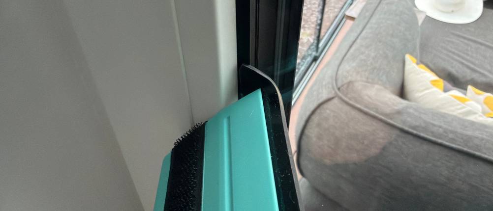Mit dem Rand des Abziehers vom Leifheit Window und Frame Cleaner L51120 wird eine Fensterkante gereinigt