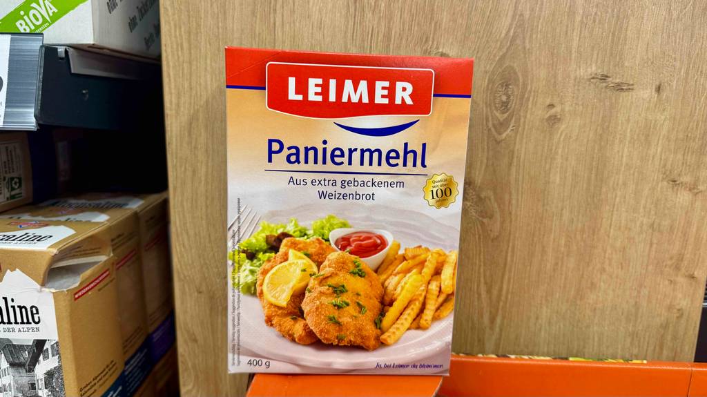 Paniermehl im Test: Eine 400-g-Packung steht vor einer Holzfläche im Geschäft.