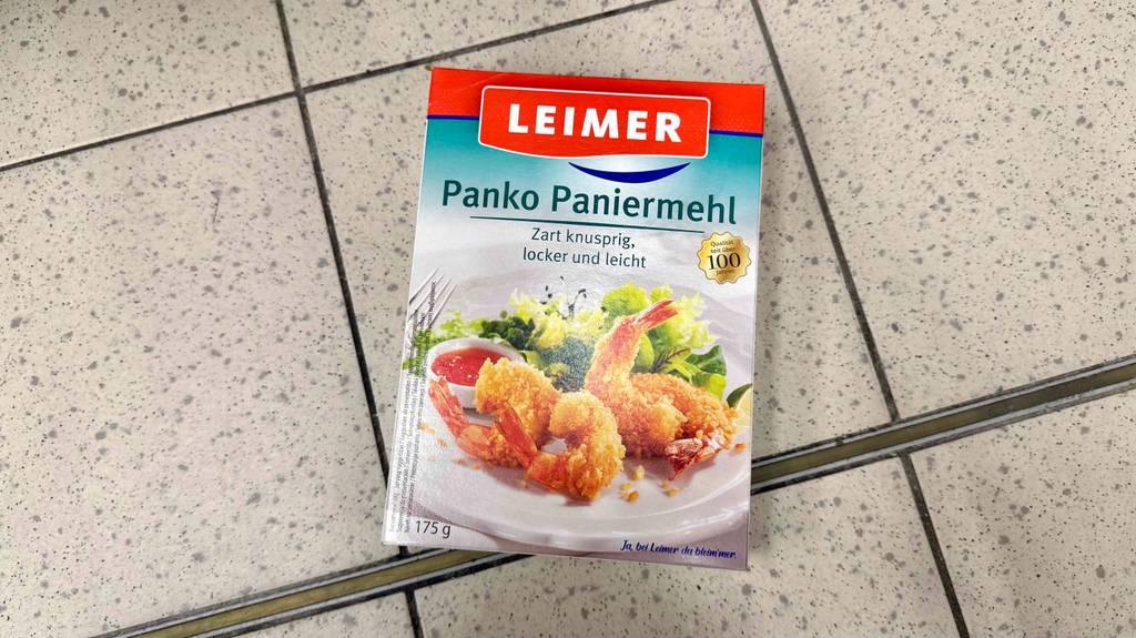 Eine 175-g-Packung mit getestetem Panko-Paniermehl liegt auf einem Fliesenbelag.