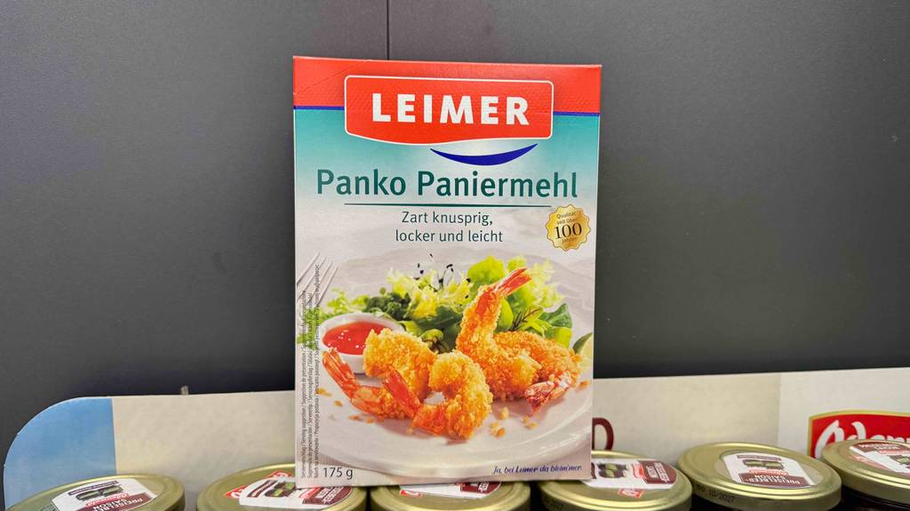 Getestetes Panko-Paniermehl in der 175-g-Packung steht auf einem Karton mit Schraubgläsern.