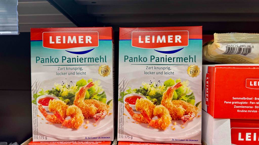 Mehrere 175-g-Packungen mit Panko-Paniermehl im Test stehen auf einem Verkaufsregal.
