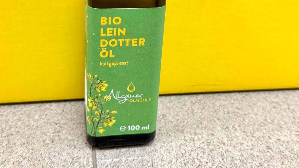 Leindotteröl getestet: Nahaufnahme des Labels auf der Flasche.