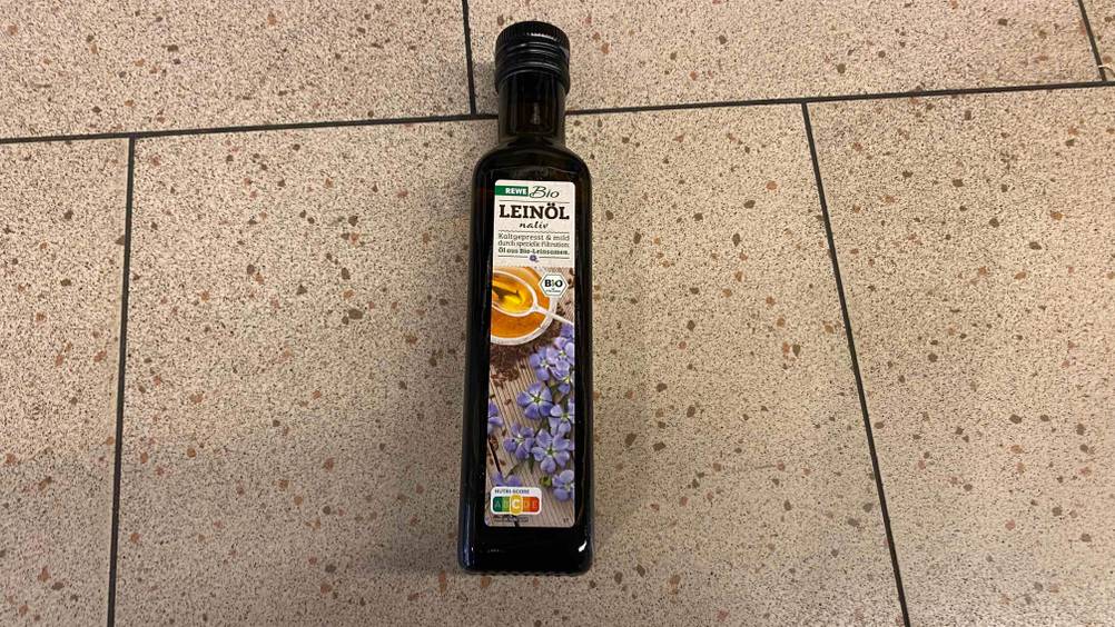 Leinöl-Test: Leinölflasche auf hellen Fliesen
