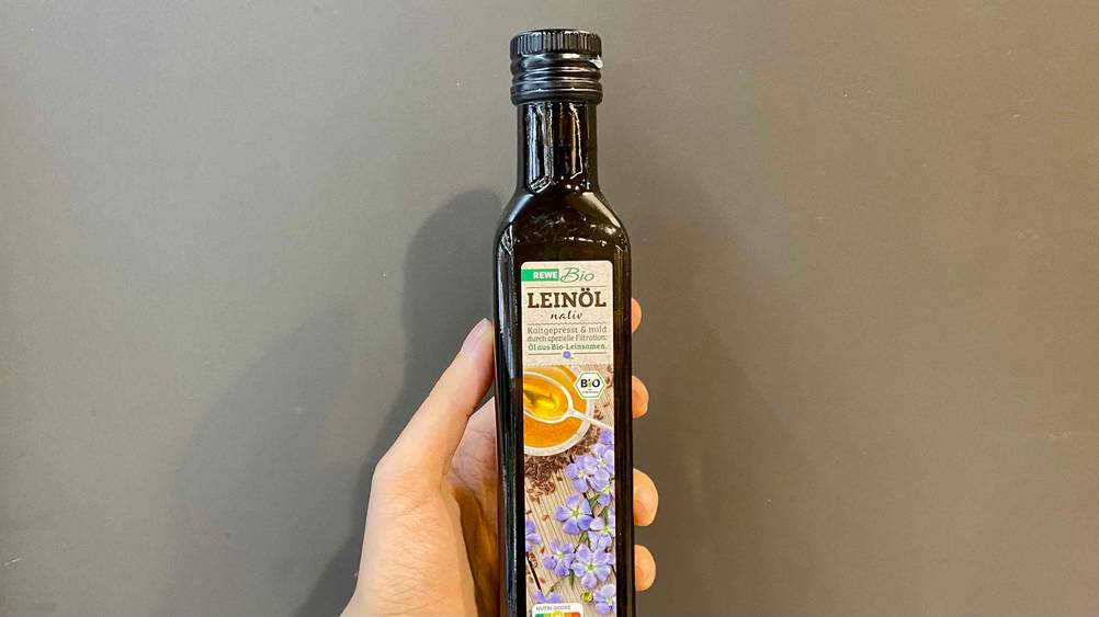Leinöl im Test: Leinölflasche in der Hand