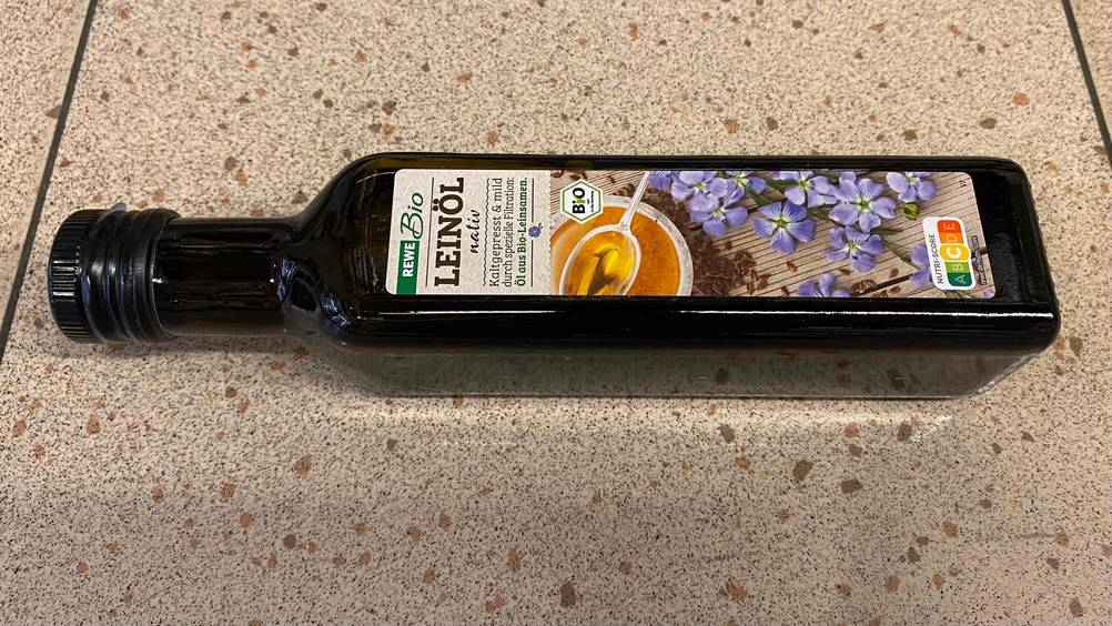 Leinöl-Test: Leinölflasche auf hellem Hintergrund