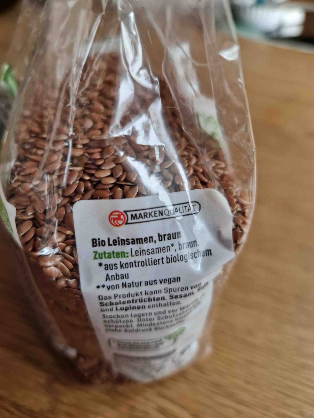 Nahaufnahme der Seite einer Packung der getesteten Leinsamen mit Zutateninformation.