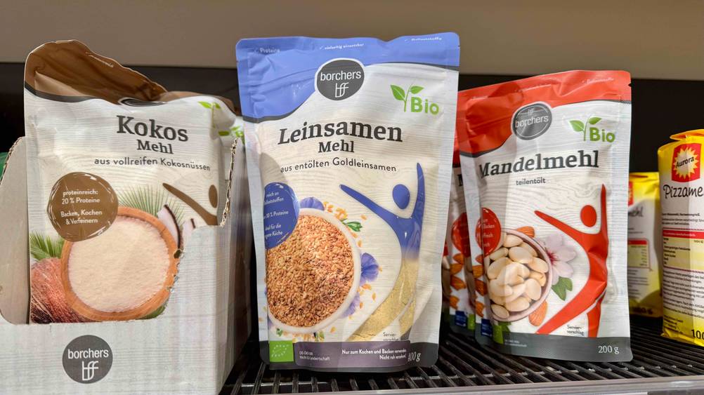 Leinsamenmehl getestet: Eine Packung in einem Verkaufsregal neben anderen Produkten.