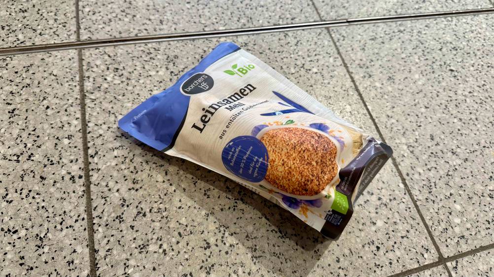 Leinsamenmehl-Test: Auf dem Fließenboden liegt einen Packung leicht horizontal.