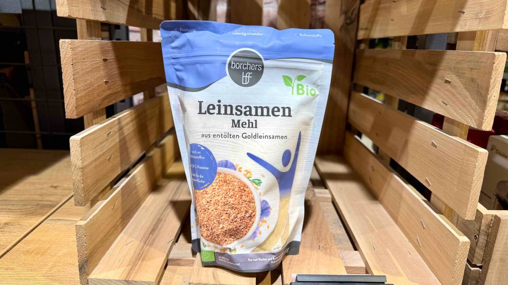 Eine Packung des Leinsamenmehl im Test in einer Holzbox.