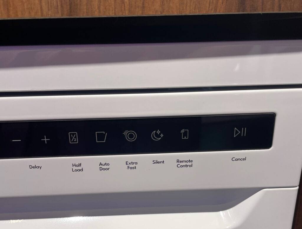 Unterbau-Edelstahl-Spülmaschinen im Test: Detailansicht des Kontroll-Touchpads mit Remote-Control.