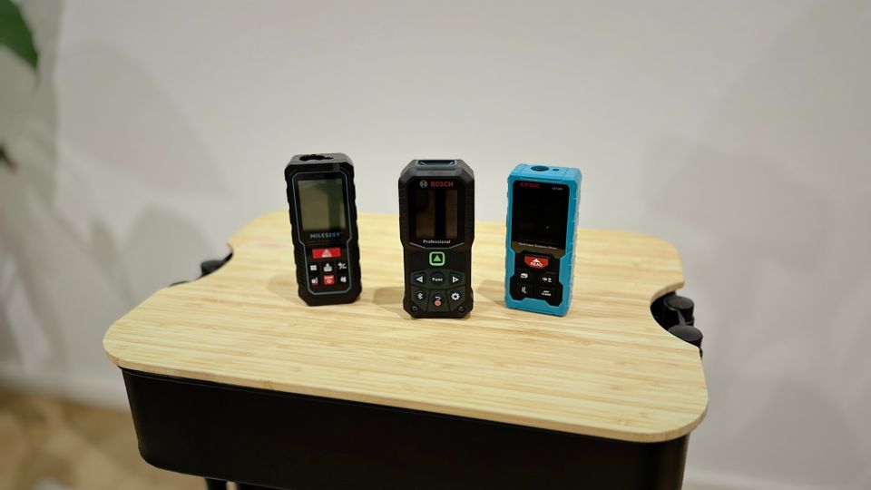 Die Leitungssucher stehen auf einem hölzernen Untergrund vor einem weißen Hintergrund.