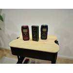 Die Leitungssucher stehen auf einem hölzernen Untergrund vor einem weißen Hintergrund.