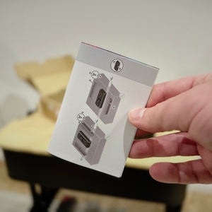 Eine Hand hält eine Bedienungsanleitung.