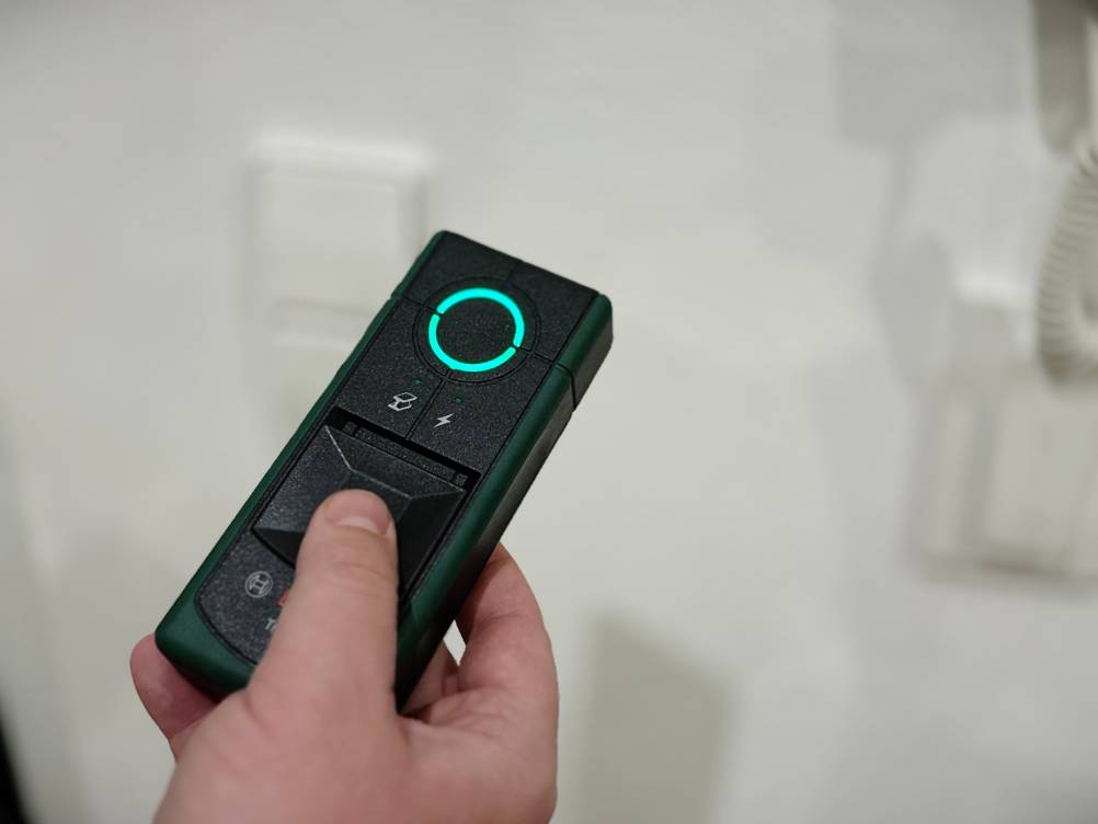 Eine Hand hält den ausgeschalteten Leitungssucher von Bosch.