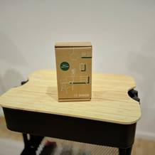 Der Leitungssucher von Bosch steht auf einem hölzernen Untergrund vor einer weißen Wand.