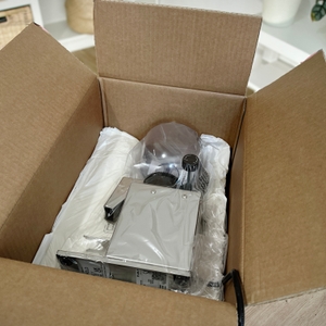 Espressomühlen im Test: Verpackung der Lelit-Espressomühle geöffnet.