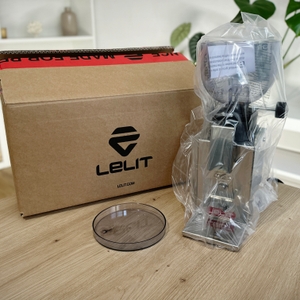 Espressomühlen im Test: Lieferumfang der Lelit-Espressomühle auf einem Tisch.