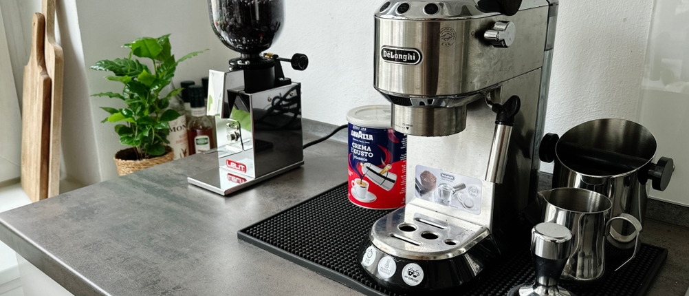Espressomühlen im Test: Eine Lelit-Espressomühle steht neben einer De'Longhi-Siebträgermaschine.