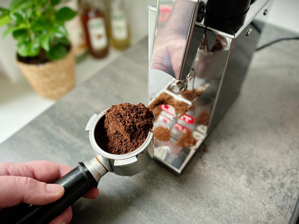 Espressomühlen im Test: Kaffeepulver ist neben den Siebträger gefallen.