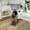 Espressmühlen im Test: Die Lelit-PL043-MMI steht auf einem Tisch.