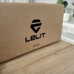 Espressomühlen im Test: Verpackung der Lelit-Espressomühle auf einem Tisch.