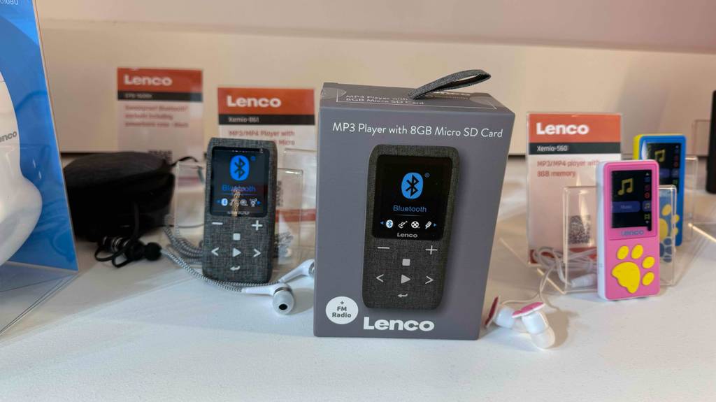 Neben einem getesteten Bluetooth-MP3-Player steht die Originalverpackung.