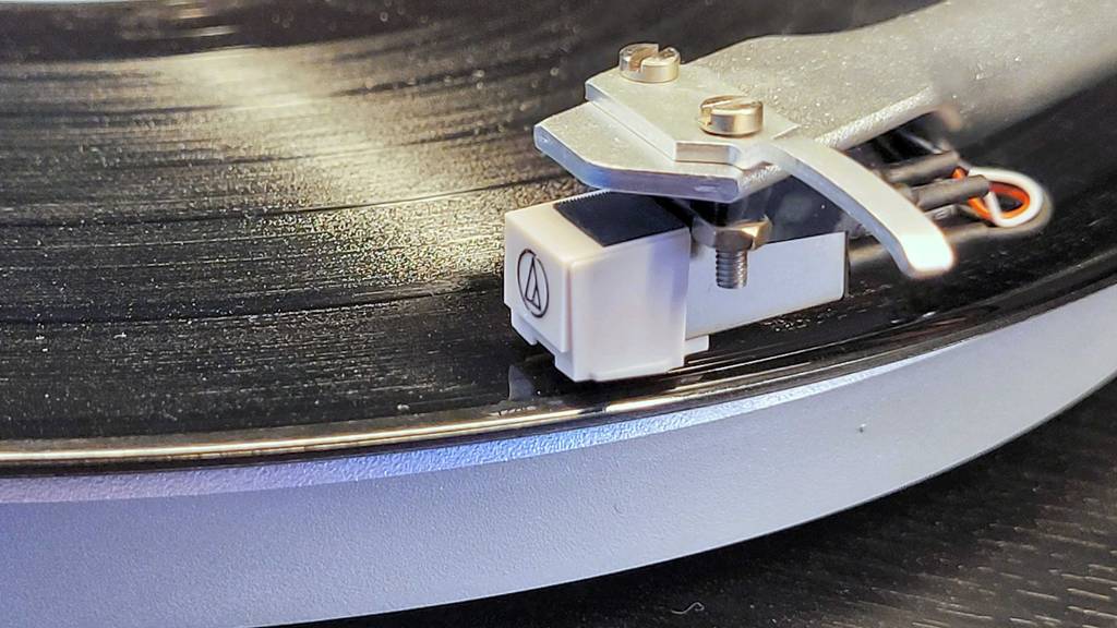 Bluetooth Plattenspieler im Test: Detailansicht einer Nadel, die eine Platte abspielt.