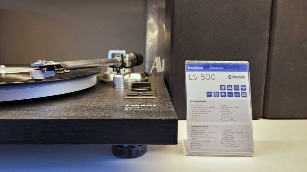 Im Test: Leno Bluetooth Plattenspieler steht neben Typenbeschreibung auf weißem Regal.