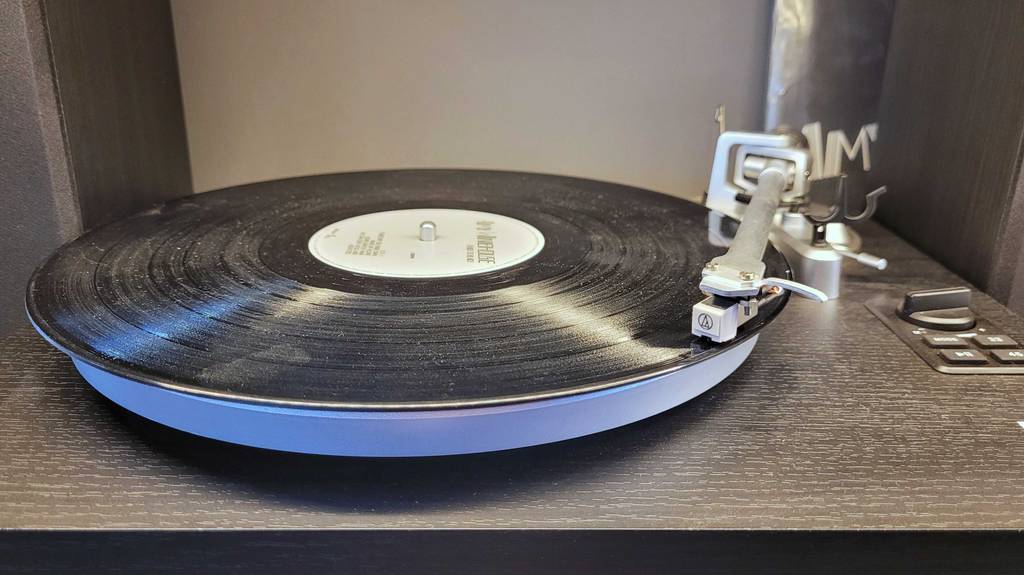 Im Test: Bluetooth Plattenspieler spielt eine Platte ab.